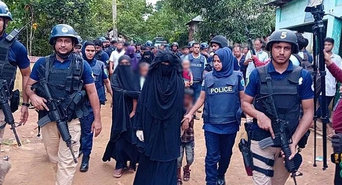 কুলাউড়ায় জঙ্গি আস্তানা সন্দেহে একটি বাড়িতে অভিযান চালিয়ে ৩ শিশুসহ ১৩ জনকে আটক
